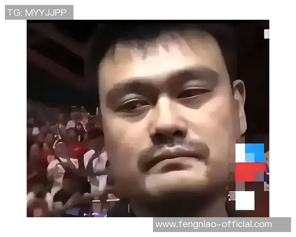 姚明身穿短袖亮相赛场引发热议球迷纷纷点赞其时尚风格与运动精神结合